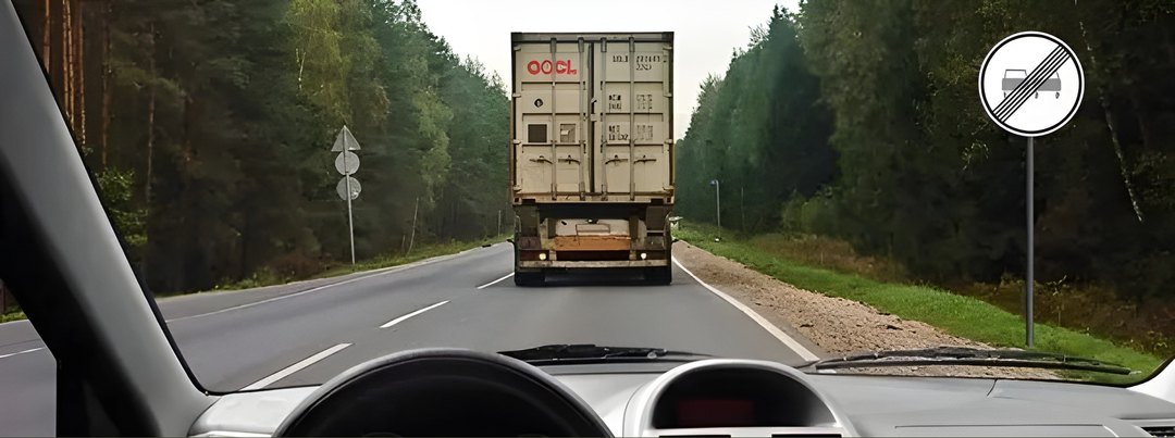 При движении по двухполосной дороге за грузовым автомобилем у Вас появилась возможность совершить обгон. Ваши…