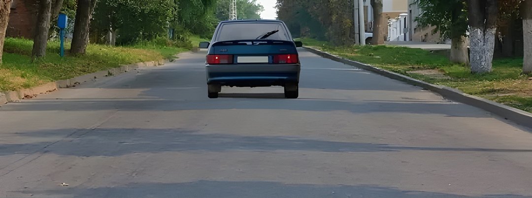 Соответствуют ли действия водителя Правилам, если он движется посередине дороги?