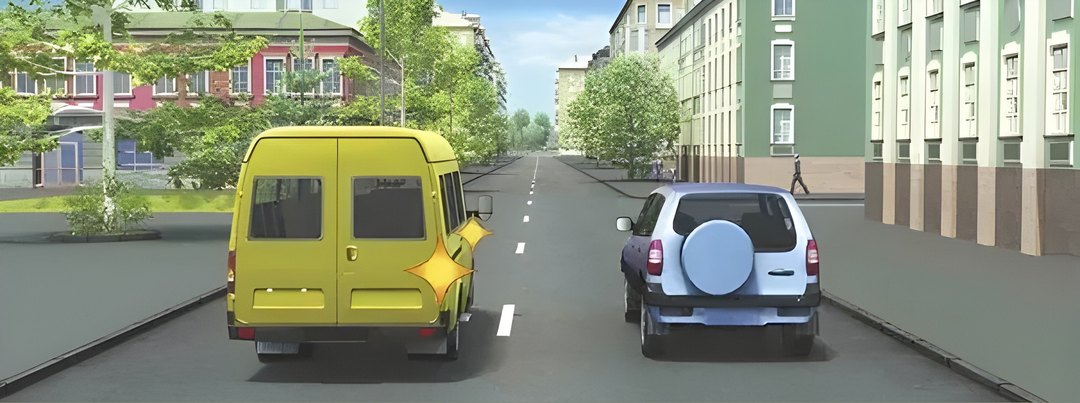 Водитель маломестного автобуса, выполняющий перестроение на правую полосу, в данной ситуации:
