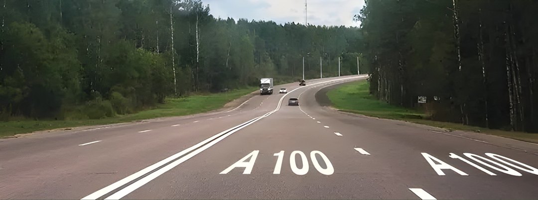 Что обозначает разметка А100, нанесенная на проезжую часть дороги?