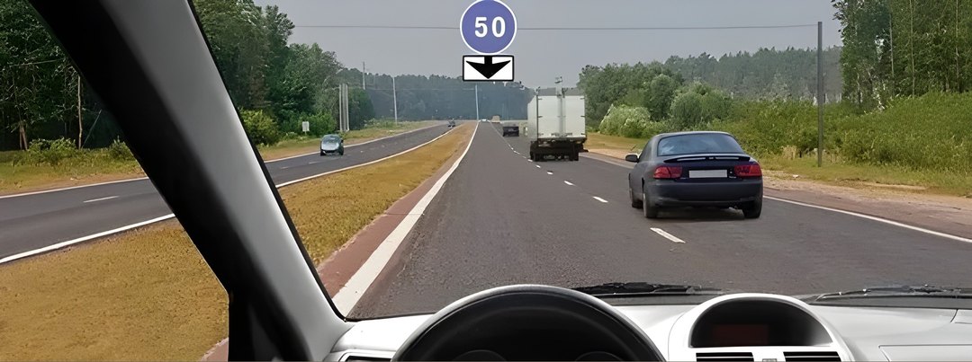 С какой скоростью Вы можете продолжить движение вне населённого пункта по левой полосе на легковом автомобиле?