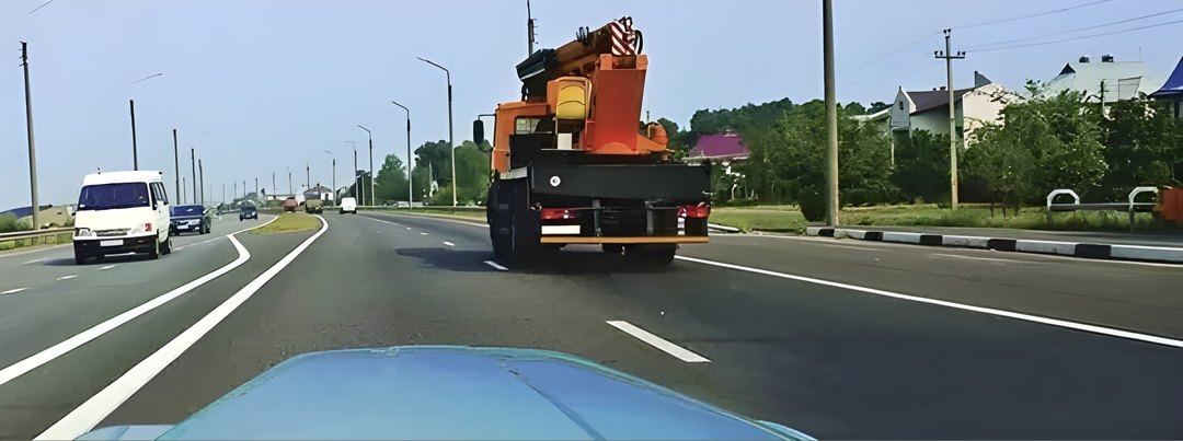 По какой полосе Вам можно продолжить движение в населенном пункте после опережения грузового автомобиля?
