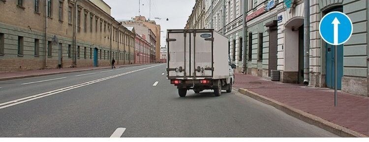 Какую ошибку совершает водитель, въезжающий во двор?