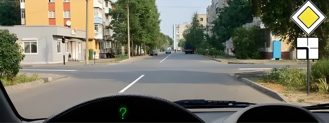 Вы намерены продолжить движение по главной дороге. Обязаны ли Вы включить указатели левого поворота?