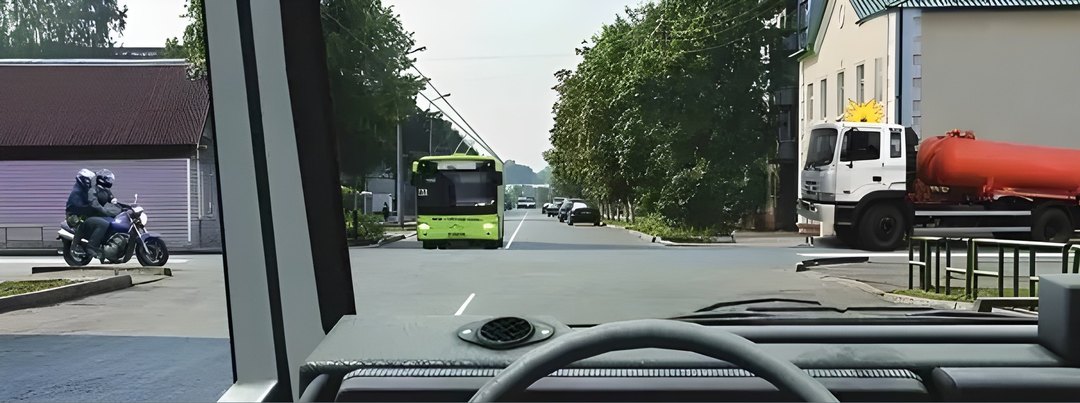 Кто имеет право проехать перекрёсток первым, если все намерены двигаться прямо?