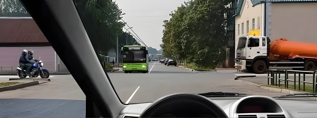 Кто имеет право проехать перекрёсток первым, если все намерены двигаться прямо?