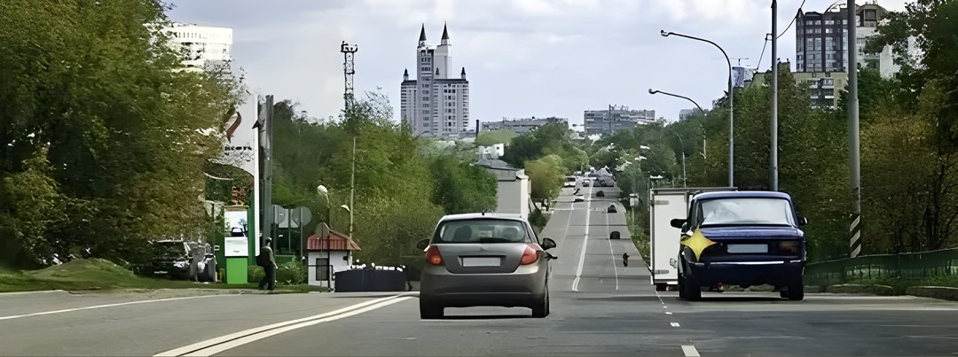 Обязан ли водитель автомобиля, который движется по левой полосе, уступить дорогу в данной ситуации?