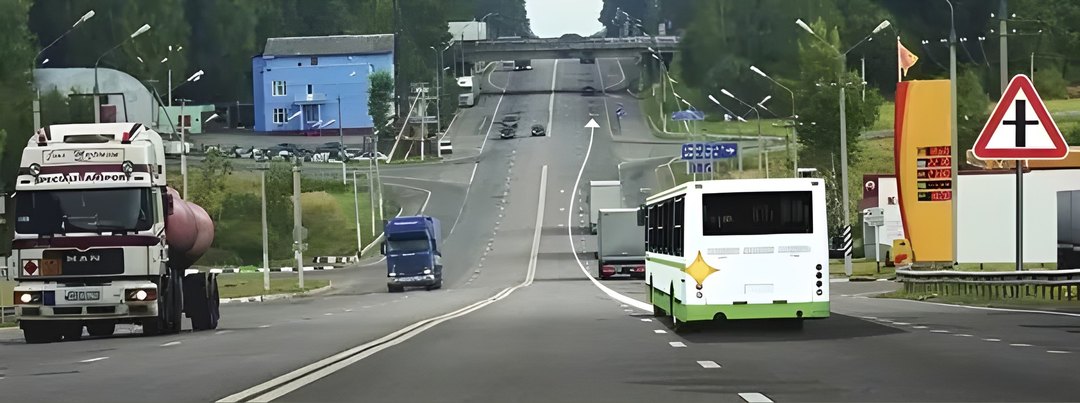 Можно ли водителю автобуса выполнить опережение грузовых автомобилей вне населенного пункта по такой траектори…