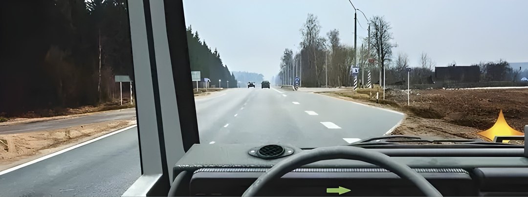 Вам необходимо повернуть на примыкающую справа дорогу. Ваши действия?