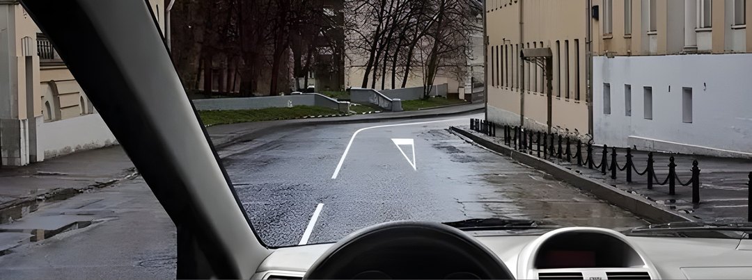 Разметка в виде треугольника на полосе движения: