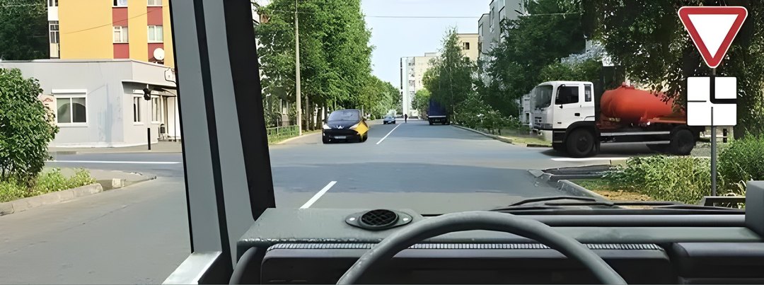 Вы обязаны уступить дорогу при движении прямо: