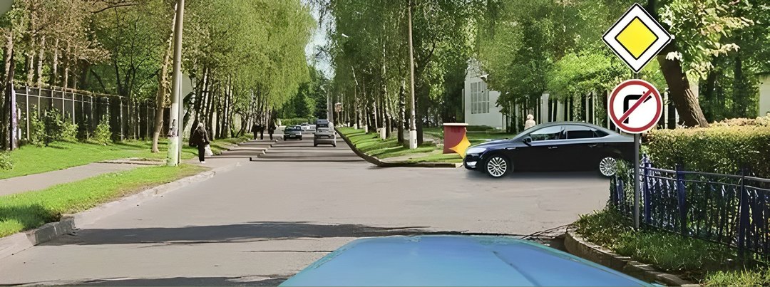 Вы намерены остановиться сразу за перекрёстком. В каком месте необходимо включить указатели правого поворота?