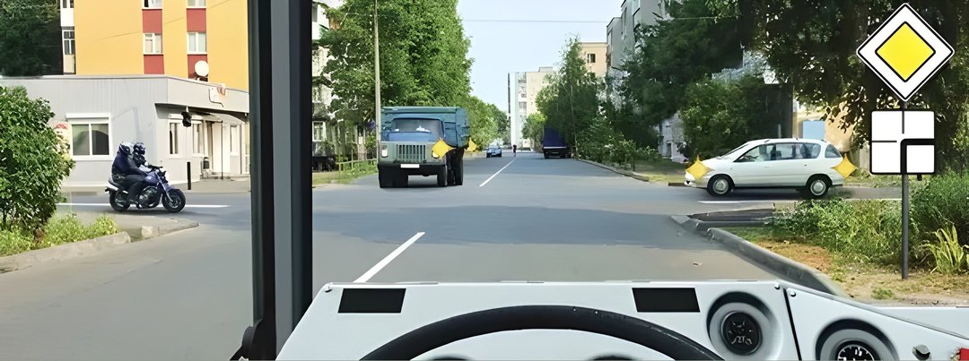 Кому Вы должны уступить дорогу при движении прямо?