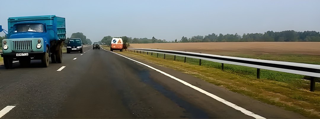Такой вертикальной разметкой обозначают боковые поверхности ограждений: