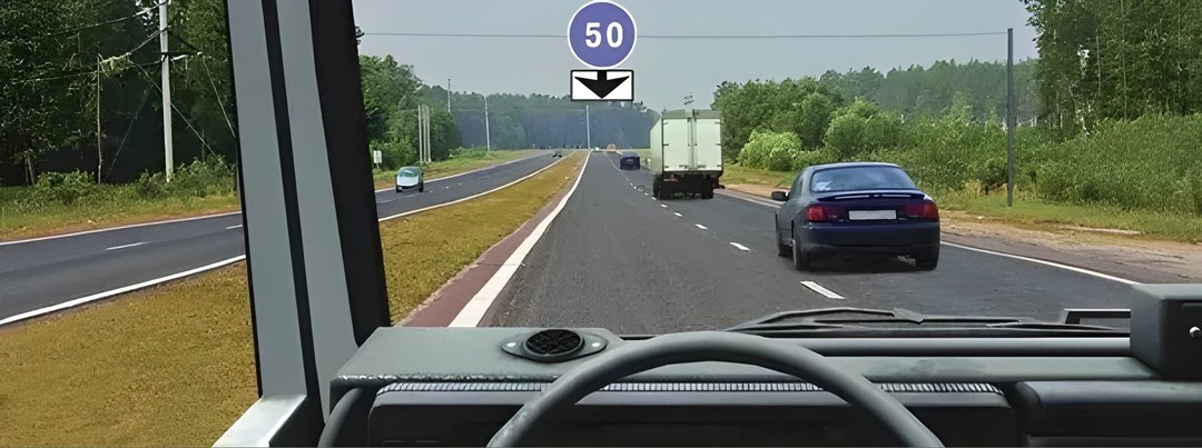 С какой скоростью Вы можете продолжить движение вне населенного пункта по левой полосе на грузовом автомобиле…