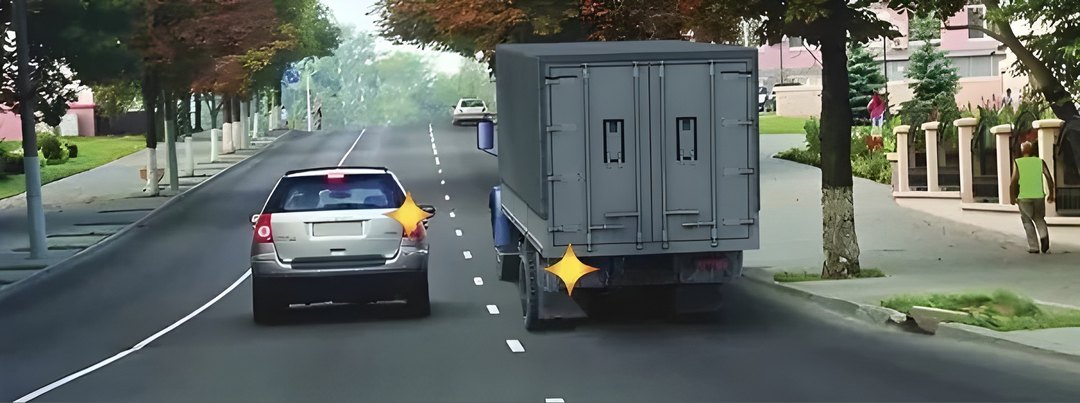 Кто должен уступить дорогу при одновременном перестроении?