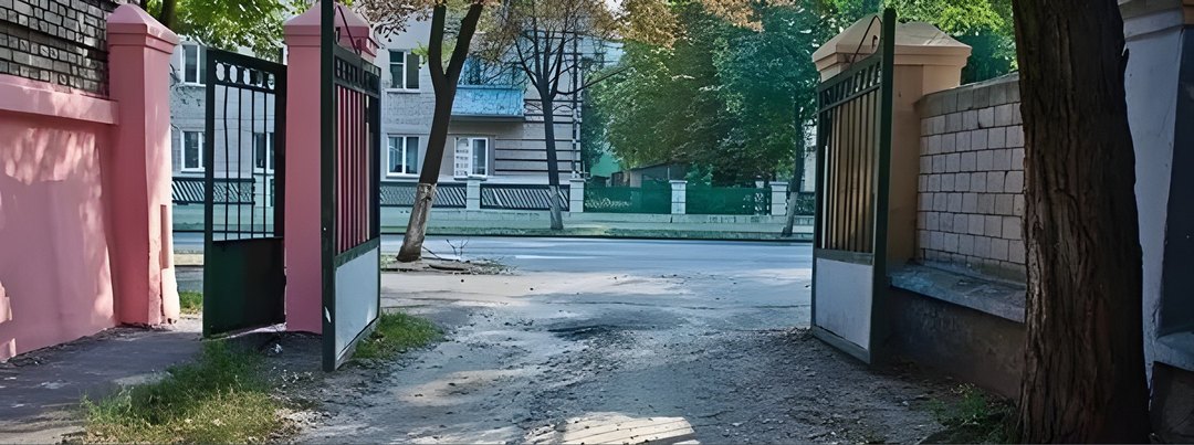 Выезд из двора или с другой прилегающей территории: