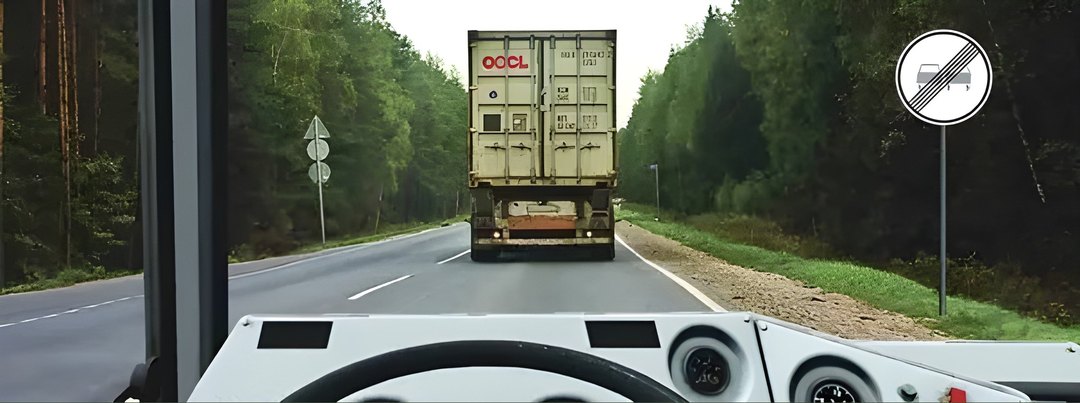 При движении по двухполосной дороге за грузовым автомобилем у Вас появилась возможность совершить обгон. Ваши…