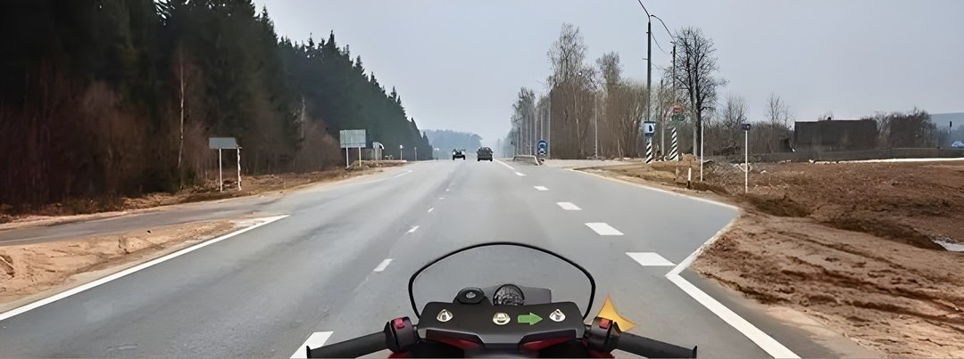 Вам необходимо повернуть на примыкающую справа дорогу. Ваши действия?