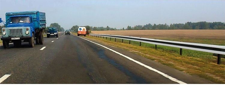 Такой вертикальной разметкой обозначают боковые поверхности ограждений: